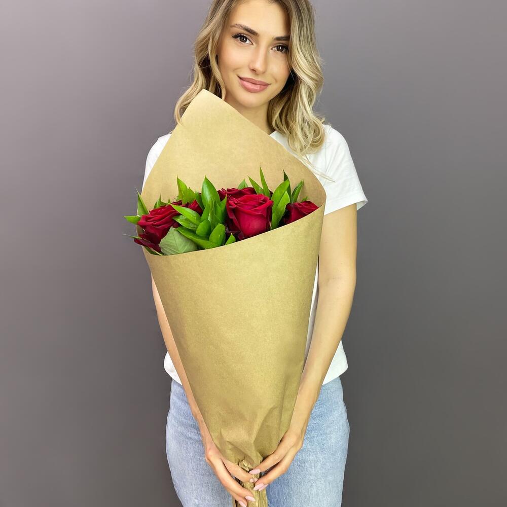 Букет из красных роз с рускусом в крафтовой упаковке – классика с изюминкой Абаза Республика Хакасия