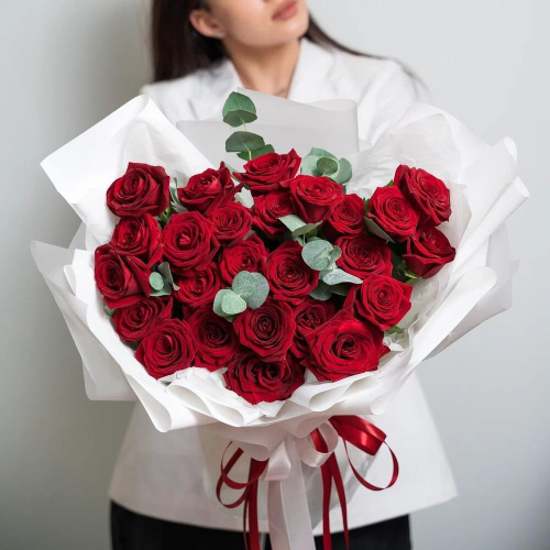 Роскошный букет из 25 красных роз с эвкалиптом – королевский подарок  Абаза Республика Хакасия