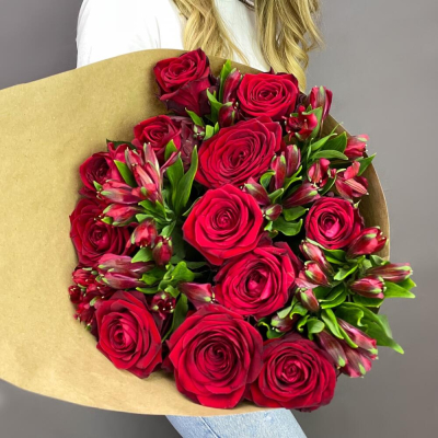 Букет «Стрелиция» – гармония из красных роз и белых альстромерий  Абаза Республика Хакасия