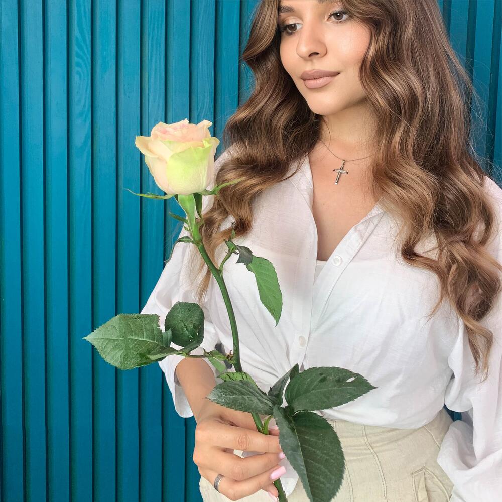 Комплимент из розовой эквадорской розы – минимализм роскоши Абаза Республика Хакасия