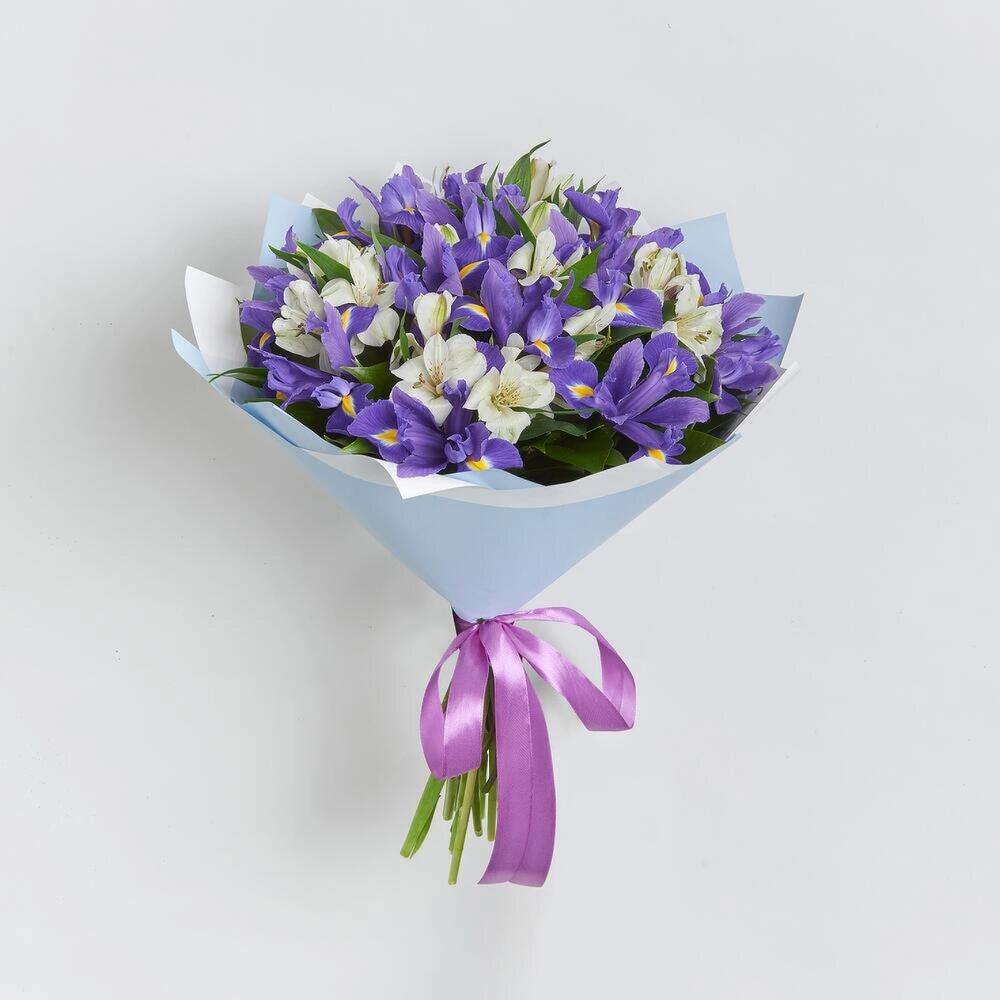 Букет «Вечернее дыхание»  – загадочная гармония синих ирисов и белых альстромерий Абаза Республика Хакасия