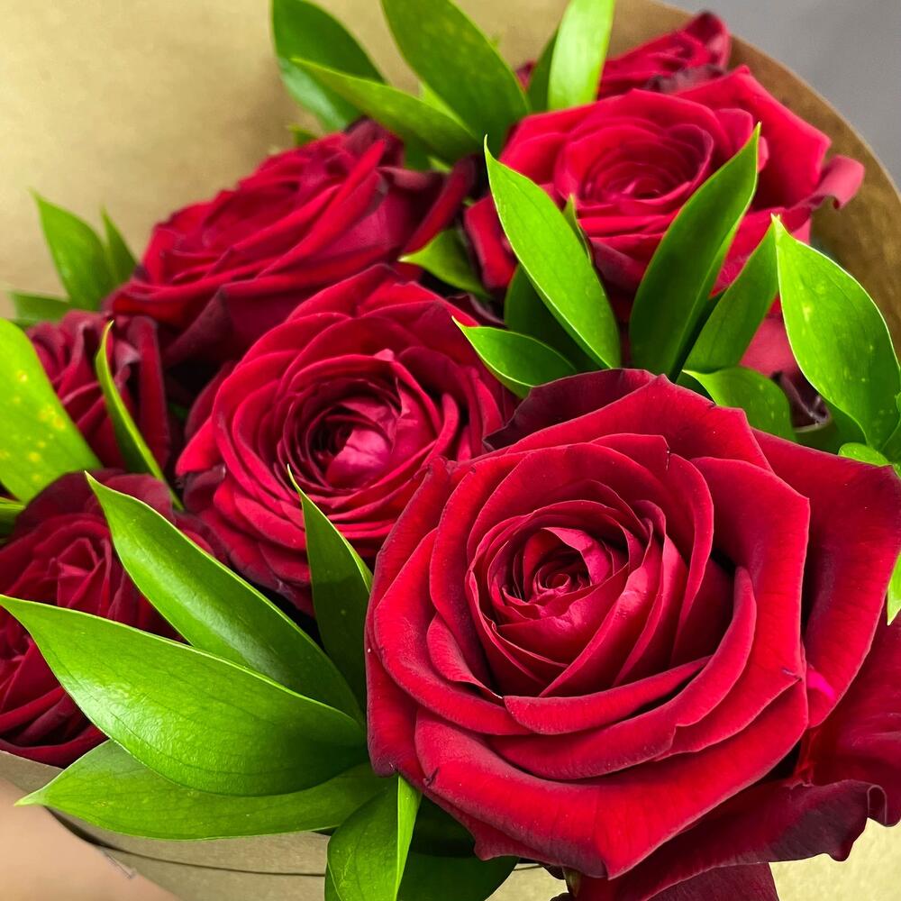 Букет из красных роз с рускусом в крафтовой упаковке – классика с изюминкой Абаза Республика Хакасия