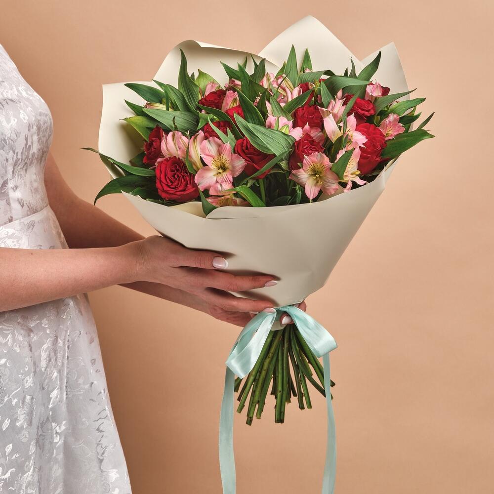 Букет «Нежность слов» — гармония красных роз и нежных альстромерий Абаза Республика Хакасия
