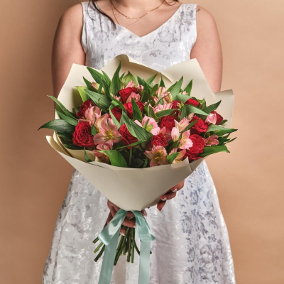 Букет «Нежность слов» — гармония красных роз и нежных альстромерий Абаза Республика Хакасия