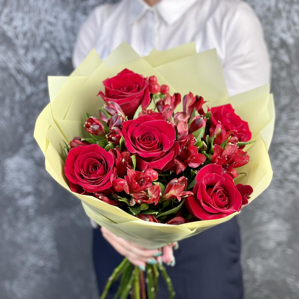 Букет «Бордо» – сочетание красных эквадорских роз и благородных альстромерий Абаза Республика Хакасия