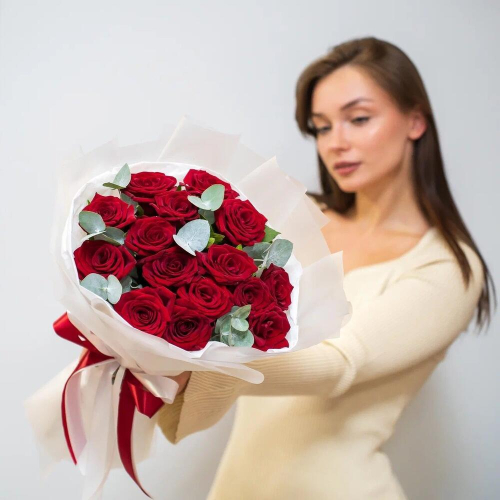 Элегантный букет из 15 красных роз с эвкалиптом – символ страсти и нежности Абаза Республика Хакасия