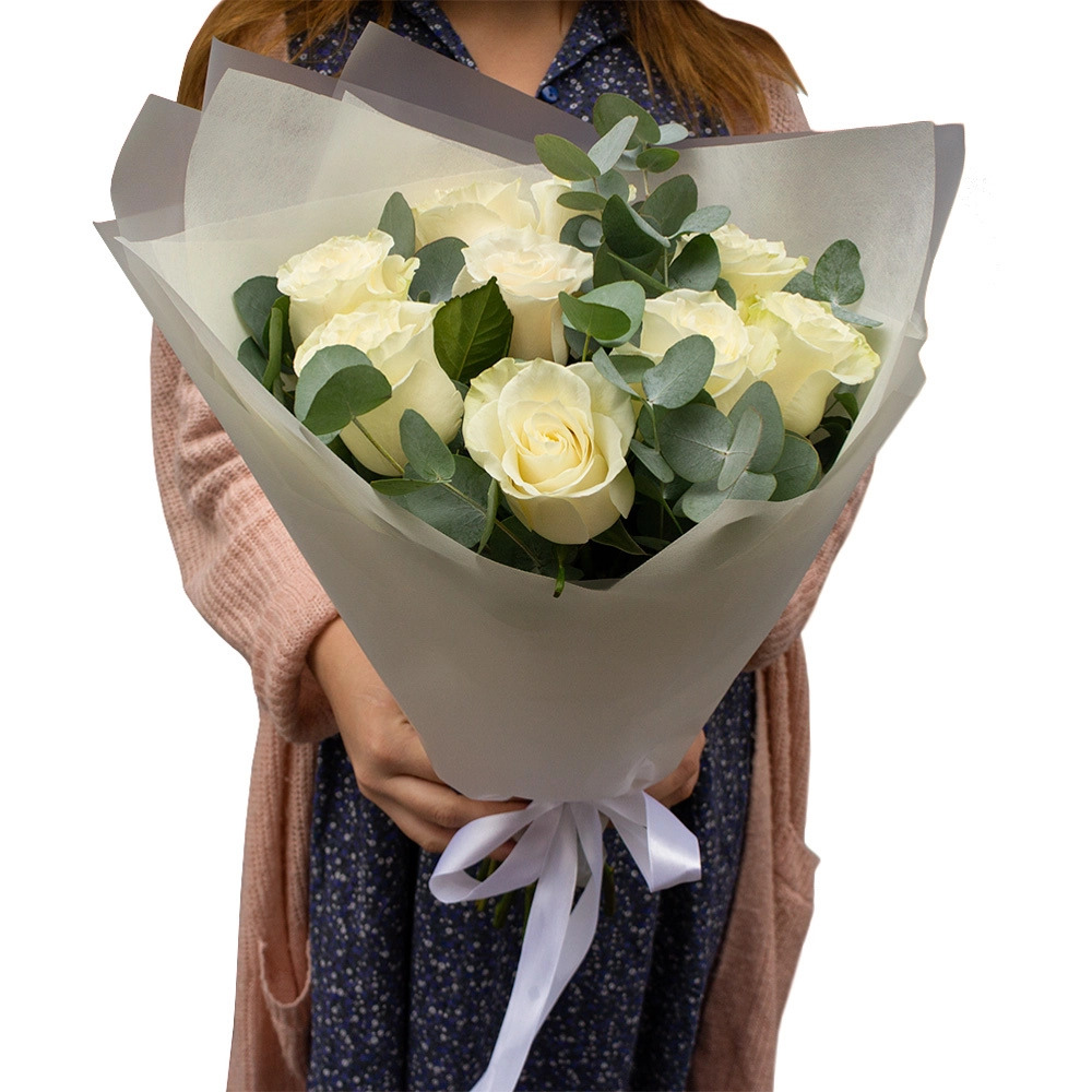 Элегантный букет из 9 белых роз с эвкалиптом – воплощение совершенства Абаза Республика Хакасия