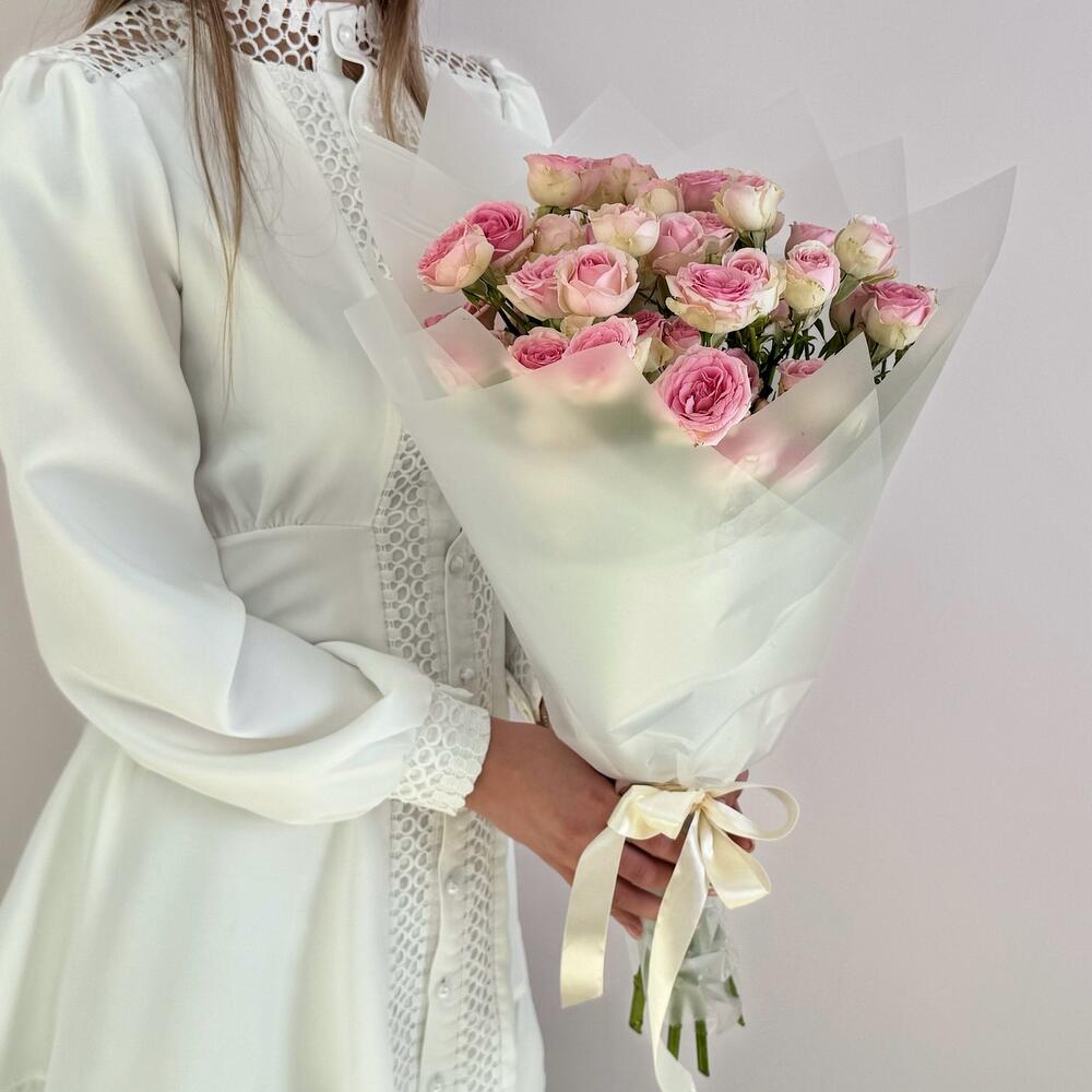 Букет «Нежный аромат» – пышные розовые кустовые розы в элегантной упаковке Абаза Республика Хакасия