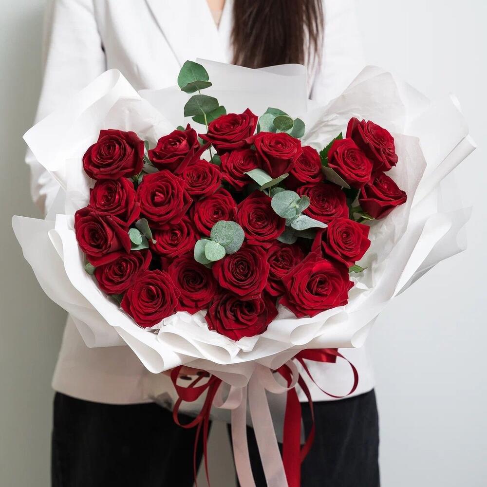 Роскошный букет из 25 красных роз с эвкалиптом – королевский подарок  Абаза Республика Хакасия
